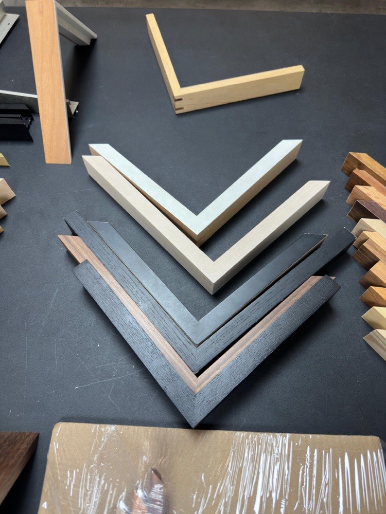 Frame corners in natural wood, white, ebony and stained walnut — material selection samples